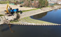 Kocaeli Büyükşehir Belediyesi, atıkları İzmit Körfezi'ne ulaşmadan engelliyor