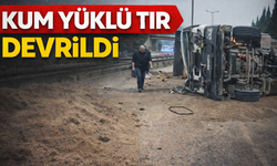 Kum yüklü tır devrildi!