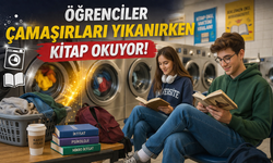 Öğrenciler çamaşırları yıkanırken kitap okuyor
