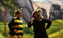 Tiyatrocu çift çocukların hayal dünyasına dokunmak için sahnede