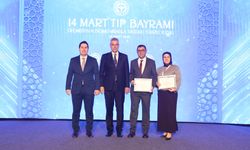 Yılın hekimi ve sağlık çalışanı başarı belgelerini aldı