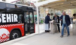 Metrobüs Ücretli Sistemin İlk Gününde de Yoğun İlgi Gördü