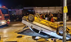 Balıkesir'de takla atan otomobildeki 2 kişi yaralandı