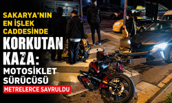 Sakarya’nın En İşlek Caddesinde Korkutan Kaza: Motosiklet Sürücüsü Metrelerce Savruldu