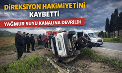 Adapazarı’nda Otomobil Kanala Devrildi