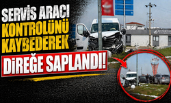 Servis aracı kontrolünü kaybederek direğe saplandı!