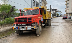 Freni boşalan kamyon dehşet saçtı