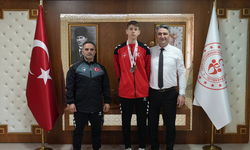 Türkiye Üçüncüsü Mehmet Refik Öztürk’e İl Müdürü Cemil Boz’dan Tebrik