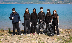 Atıklar gönüllü öğrencilerin desteğiyle temizlend