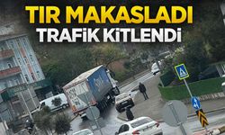 Tır makaslayınca trafik kitlendi