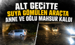 Alt Geçitte Suya Gömülen Araçta Anne ve Oğlu Mahsur Kaldı