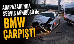 Adapazarı’nda Servis Minibüsü ile BMW Çarpıştı