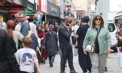 Çarşı ve Pazarlarda Adım Atacak Yer Kalmadı