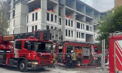 Güngören'de okul inşaatında işçilerin kaldığı 2 konteyner yandı