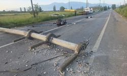 Otomobilin devirdiği direğe motosikletin çarptığı kazada 4 kişi yaralandı
