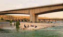 Şanlıurfa'da Fırat Nehri'nde mahsur kalan 8 kişi kurtarıldı