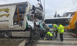Trafik ışıklarında bekleyen akaryakıt tankerine çarpan tırın sürücüsü yaşamını yitirdi