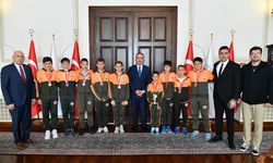 Türkiye üçüncüsü olan öğrencilerden Tekirdağ Valisi Soytürk'e ziyaret