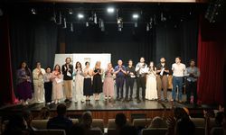 Genç Sahne Tiyatro Okulu'ndan Muhteşem Final! "Kapılar" Oyunu Ayakta Alkışlandı