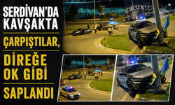 Serdivan’da Kavşakta Çarpıştılar, Direğe Ok Gibi Saplandı