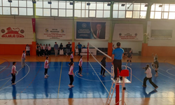 Geyve'de Anneler Günü'ne Özel Voleybol Turnuvası Başladı