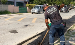 Pamukova'da Bozulan Yollar Sıcak Asfaltla Yenileniyor