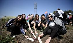 Öğrenciler, yangından zarar gören ormanın yeniden yeşermesi için harçlıklarını verdi