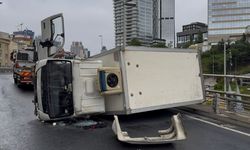 Şişli'de seyir halindeyken kontrolden çıkan kamyonet devrildi