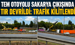 TEM Otoyolu Sakarya Çıkışında Tır Devrildi: Trafik Kilitlendi
