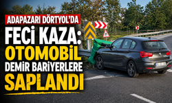 Adapazarı Dörtyol'da Feci Kaza: Otomobil Demir Bariyerlere Saplandı
