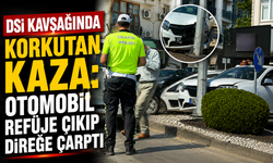 DSİ kavşağında korkutan kaza: Otomobil refüje çıkıp direğe çarptı