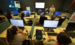 Genç Atölye’de İlk Hafta Geleneksel Sanat ve Yapay Zekâ Eğitimleriyle Tamamlandı