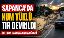 Sapanca’da kum yüklü tır TEM’de karşı şeride devrildi!