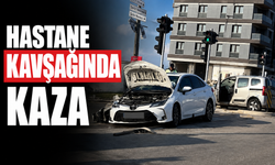 Korucuk Hastane Kavşağı’nda İki Otomobil Çarpıştı