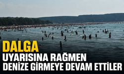 Dalga uyarısına rağmen denize girmeye devam ettiler