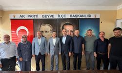 AK Parti Sakarya’da yeni üye: Zeki Yavuz’a rozeti Başkan Tever taktı