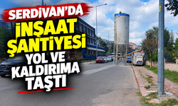 Serdivan’da inşaat şantiyesi yol ve kaldırıma taştı: Veliler okul trafiği için endişeli