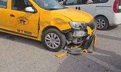 Taksi ile otomobil çarpıştı: 2 yaralı