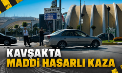 Belediye kavşağında maddi hasarlı kaza