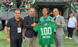 Berk İsmail Ünsal’a 100. maç plaketi