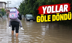 Erenler’de yollar göle döndü: Öğrencileri sırtlarında taşıdılar