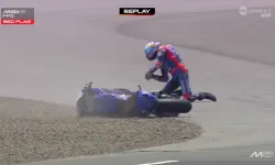 Toprak Razgatlıoğlu MotoGP'de kaza yaptı! Çıkan omzunu kendi yerine taktı