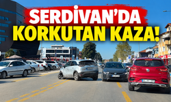Serdivan'da korkutan kaza! Otomobilin ön kısmı parçalandı