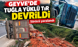 Geyve’de tuğla yüklü tır devrildi: Sürücü yaralandı