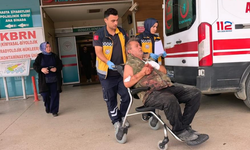 Odun keserken elini motorlu testereye kaptırdı