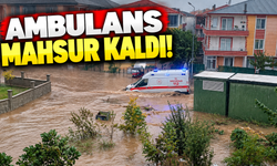Karasu'da yollar göle döndü! Ambulans suların ortasında mahsur kaldı