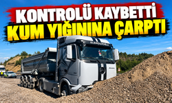 Bilecik'te tır kazası! Kum yığınına çarptı