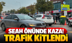 SEAH önünde iki araç çarpıştı! Trafik kilitlendi
