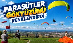 Paraşütler gökyüzünü renklendirdi