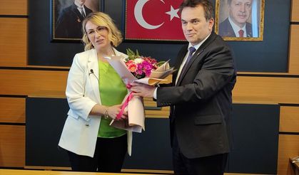 Altınova Belediye Başkanı Yasemin Fazlaca mazbatasını aldı